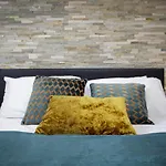 Seaside Suite 1 - Beautiful Long Stay Studio On Lord Street